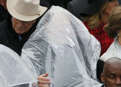 Ορκωμοσία Τραμπ: Η «μάχη» του Τζορτζ Μπους για να φορέσει το αδιάβροχο (εικόνες)